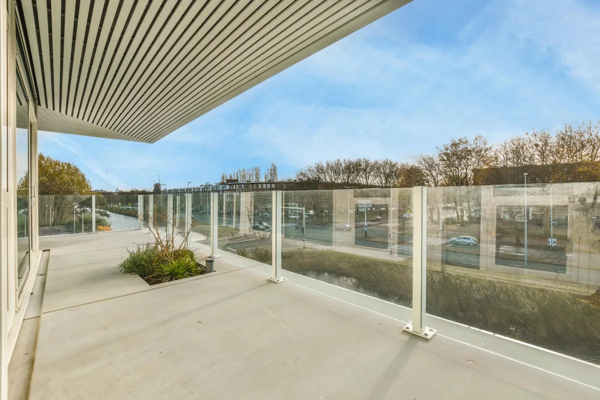 Teras Rumah Panjang Semi Tertutup